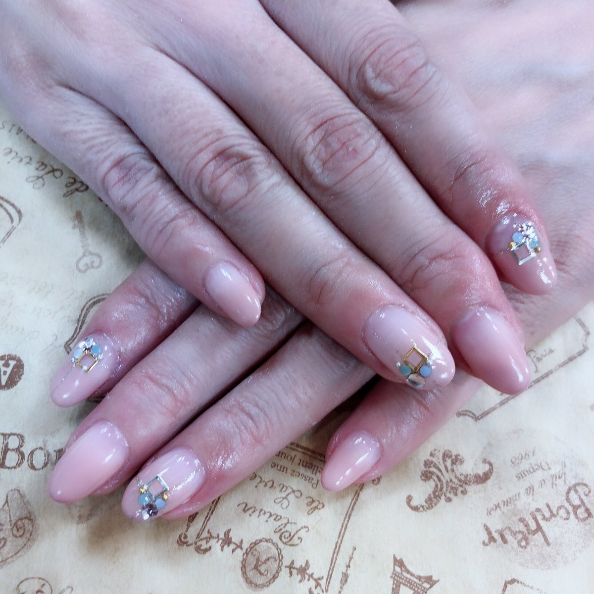 ট ইট র Nail Bear 久米川店 アートコース1は6 480円 税込 4枚目はvカットストーン2箇所追加しています 東村山 久米川 久米川ネイルサロン Nailbear ジェルネイル ビジューネイル カラーグラデ カーブスティック ミラーネイル 白フレンチ