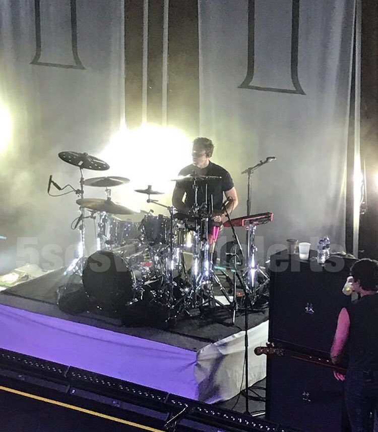 ashtonupdating's tweet image. Ashton on stage #5SOS3SilverSpring | via: @5sosworldalerts