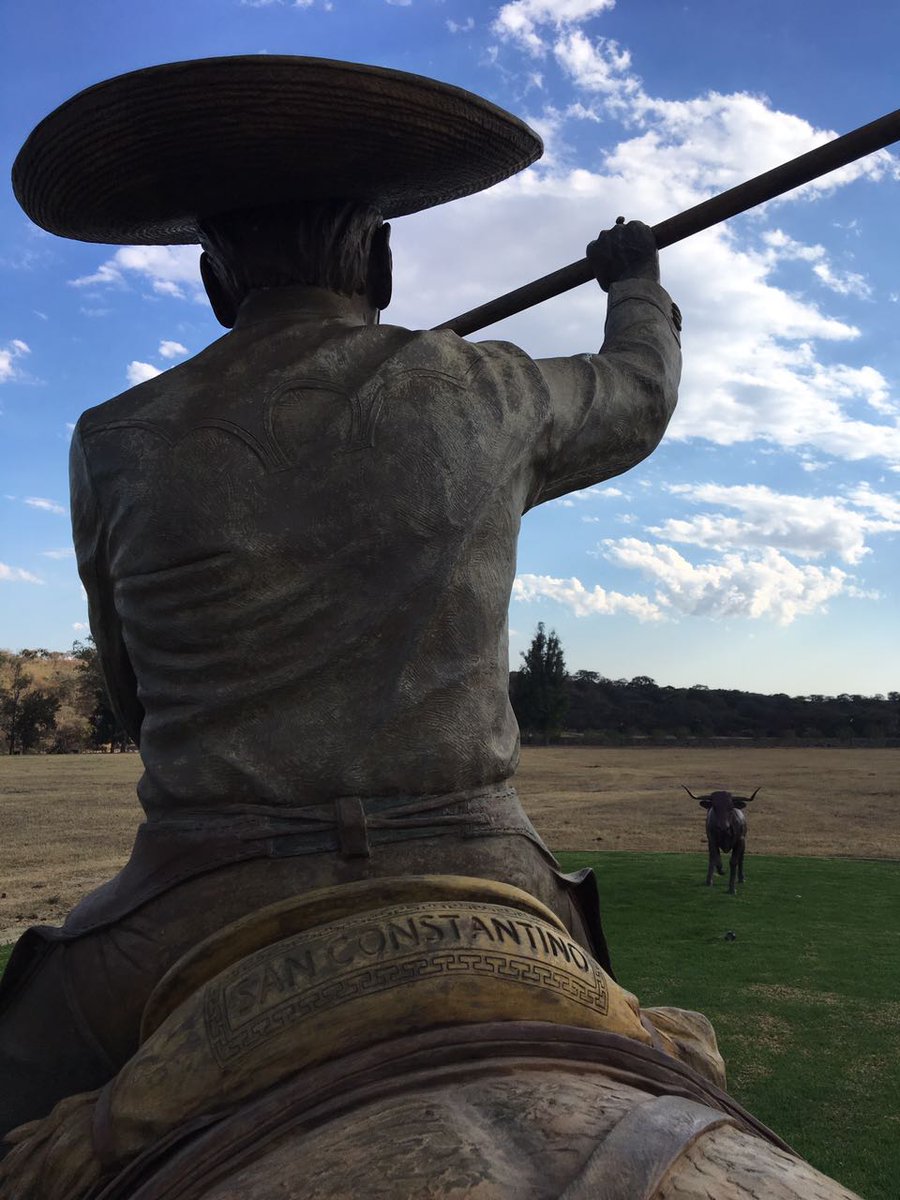 Además de la belleza arquitectónica y natural que ofrecen las ganaderías mexicanas, también se distinguen por las monumentales esculturas que atesoran, cómo la dedicada al legendario Santanero, mítico caporal del hato de San Mateo, ubicada en <a href="/GSanConstantino/">San Constantino</a> (Jalisco)