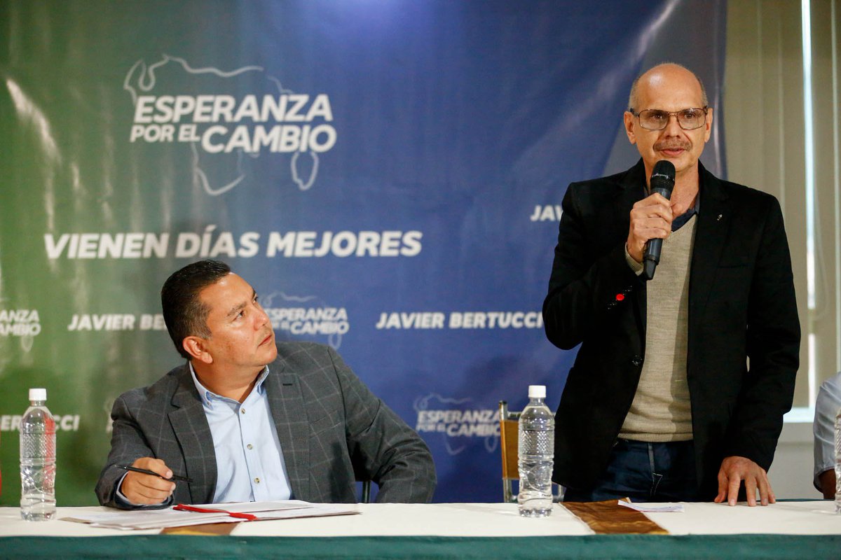 ElCambioVE's tweet photo. El candidato presidencial @JAVIERBERTUCCI se reunió con las Fuerzas Vivas del estado Mérida, donde los representantes de cada sector de la población hablaron de la condición actual del estado. #VienenDíasMejores #EsperanzaPorElCambio https://t.co/S3fP1Daq1P