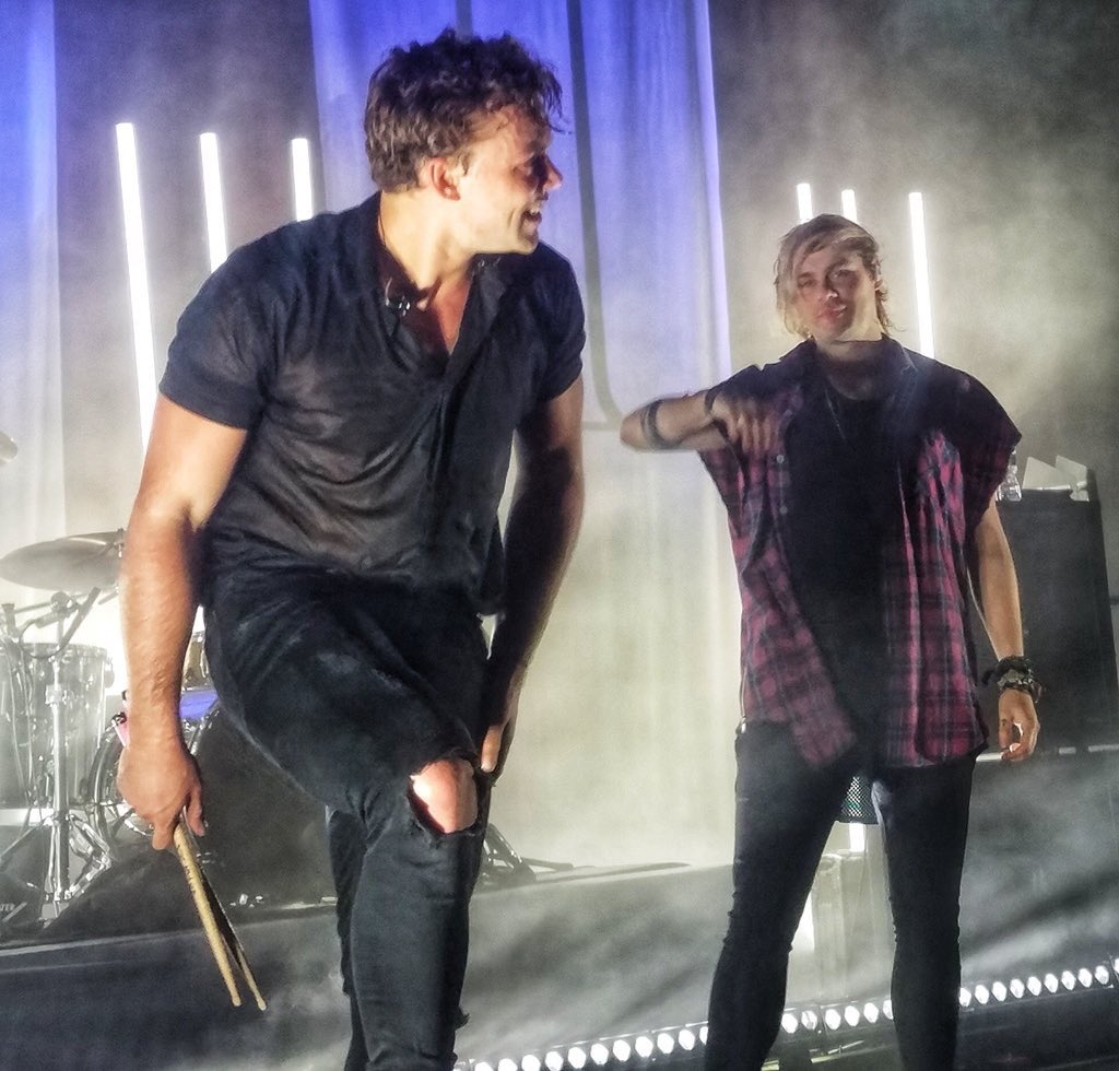 ashtonupdating's tweet image. Ashton on stage tonight #5SOS3SilverSpring | via: @thegingerzoe