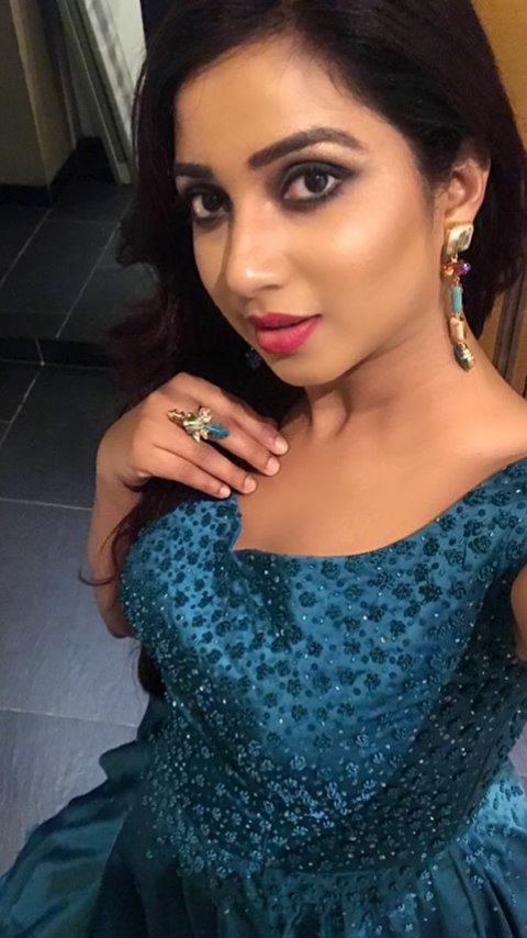 ankitasarkar29's tweet photo. Blue love @shreyaghoshal Mam
#stunningshreya 
Love you lot Mam https://t.co/i2ial0KvqD