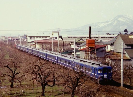 つばさ51号 昭和の昔は多客季になると 51号と名乗る臨時列車が多数運行されまして 東北特急では14系座がメイン で つばさ51号 はつかり51号 あけぼの51号 マーク部に手書きの紙で やまびこ と貼り付けていたやまびこ51号 遅いしリクライニング