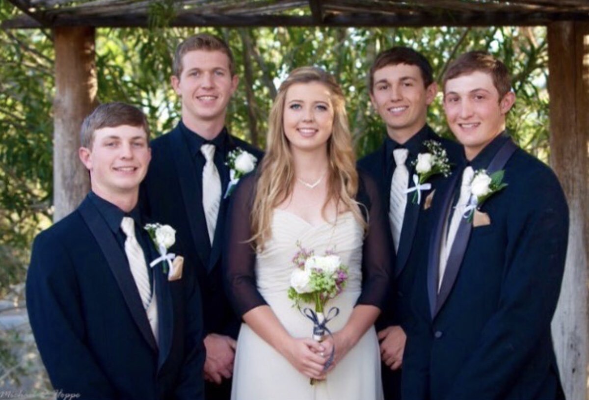 AlecTaylorMusic's tweet photo. #NationalSiblingDay https://t.co/SUOgOe5Yw3
