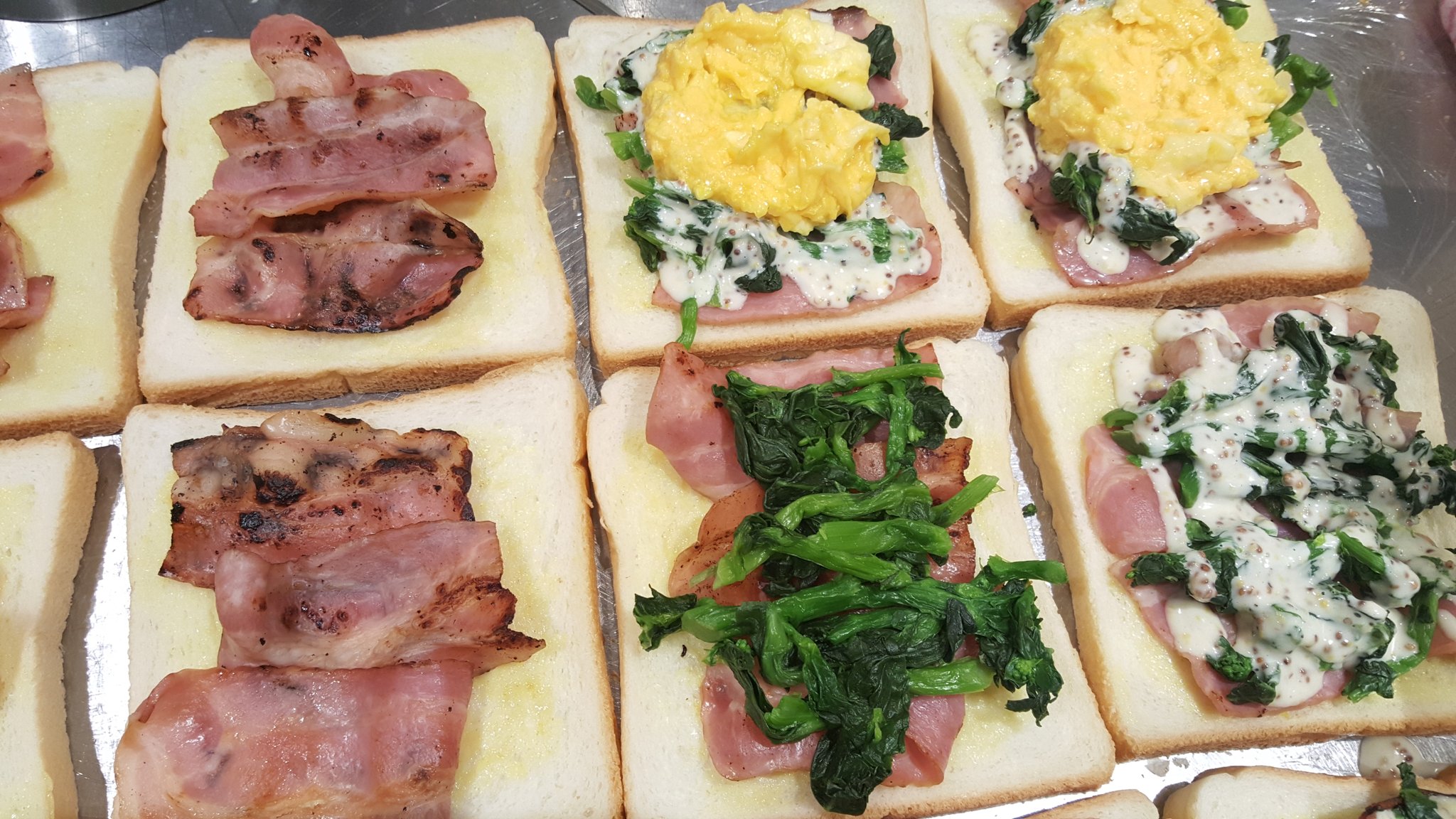 O Xrhsths Ufotable Cafe Osaka Sto Twitter ランチにいかがですか 只今 衛宮さんちの今日のごはん 第四期コラボカフェが開催中です 四話で士郎が作った 春野菜とベーコンのサンドイッチ のレシピと工程をカフェメニューとして再現 マスタードマヨが