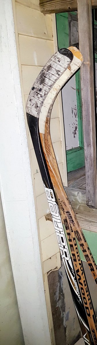 CBEAR_19's tweet photo. Decided it was only fitting after our final game of the season to leave them outside tonight. #SticksOutForHumboldt #HumboldtStrong RIP boys, and to the boys and girl still fighting, we're all with you 💚💛 https://t.co/Fwdvfn0vXx