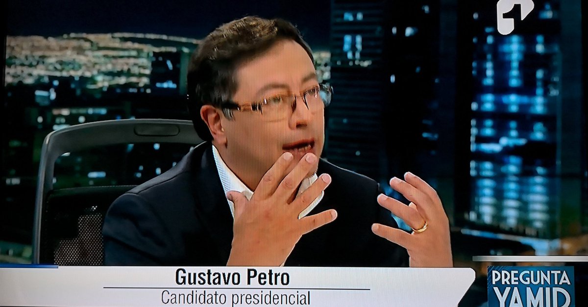 ColombiaHumana_'s tweet photo. "Si aparece la verdad en Colombia, cambia el poder político en Colombia, por eso a los políticos no les gusta la JEP" @petrogustavo en #PreguntaYamid https://t.co/fBVhS4CGkQ