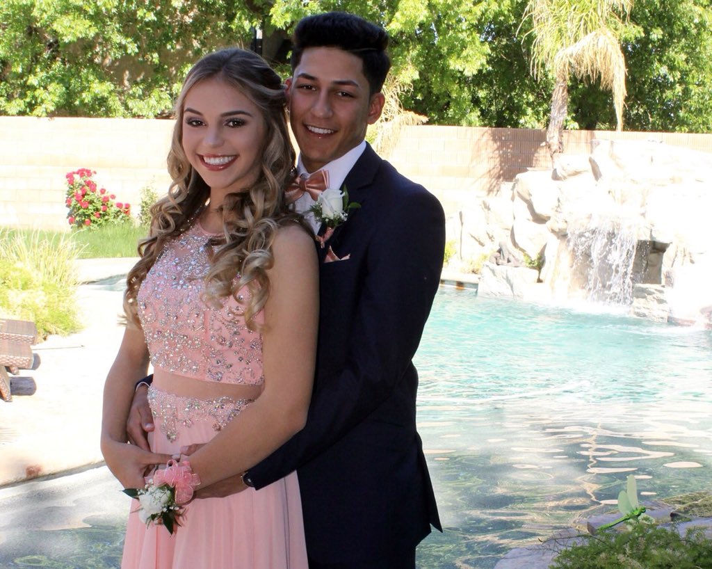 brit_naaayyy's tweet photo. 2 Y E A R S   L A T E R... #prom2k16 #prom2k18 https://t.co/xDy1lLjkYq