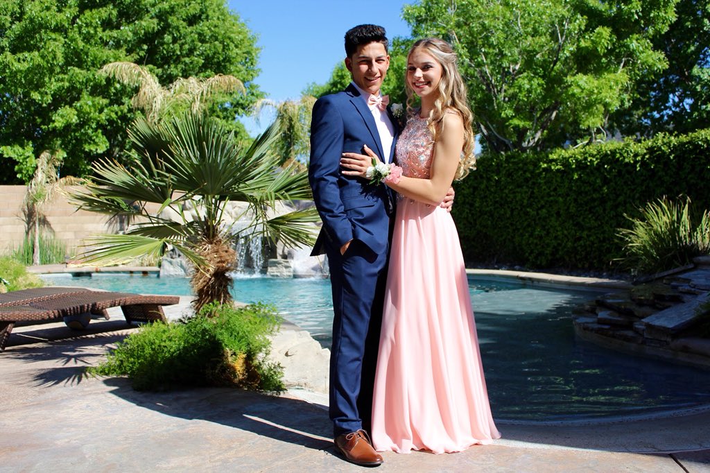 brit_naaayyy's tweet photo. 2 Y E A R S   L A T E R... #prom2k16 #prom2k18 https://t.co/xDy1lLjkYq