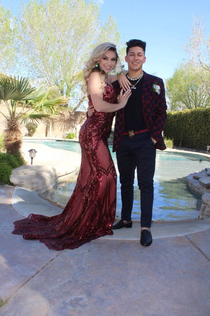 brit_naaayyy's tweet photo. 2 Y E A R S   L A T E R... #prom2k16 #prom2k18 https://t.co/xDy1lLjkYq