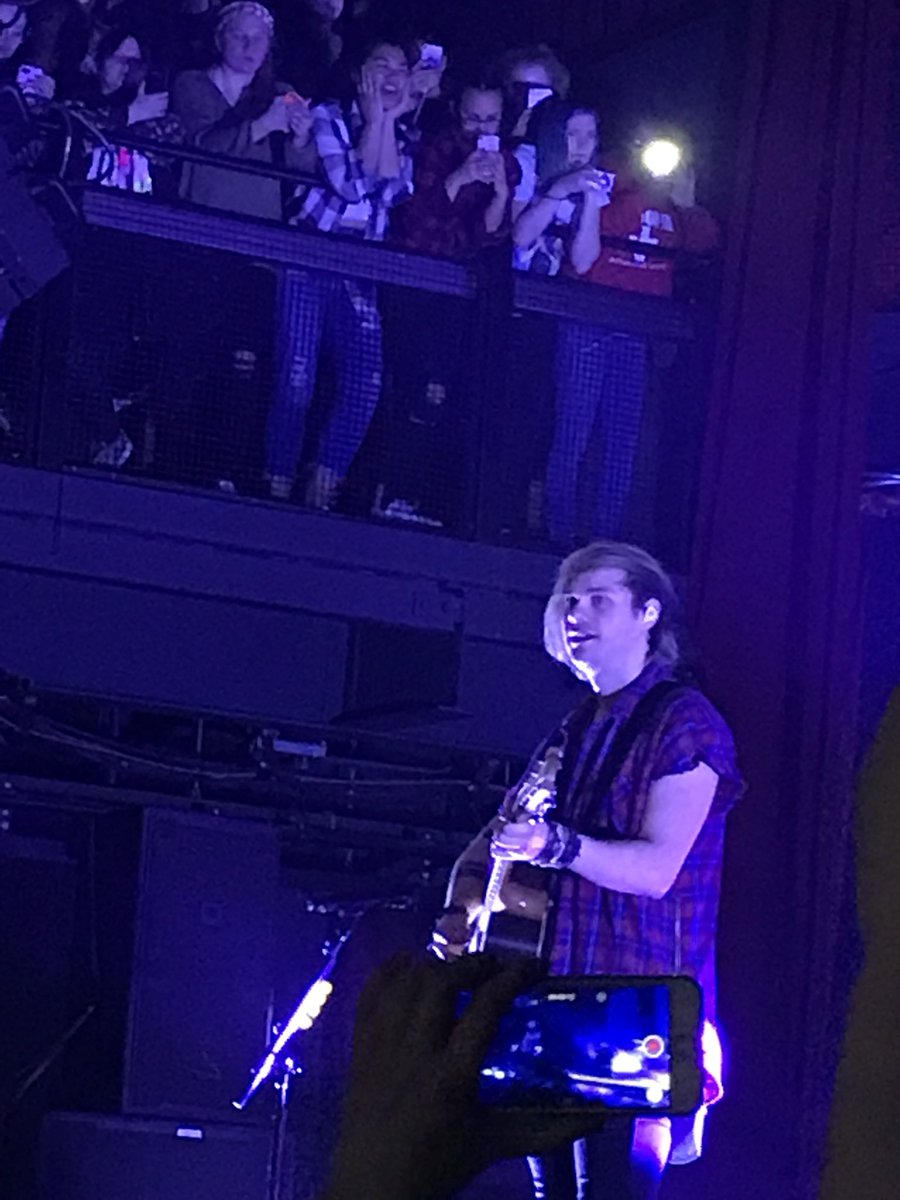 kimbxrlie's tweet image. OK THIS IS MY LAST POST I PROMISE BUT TONIGHT WAS AMAZING #5SOS3SilverSpring