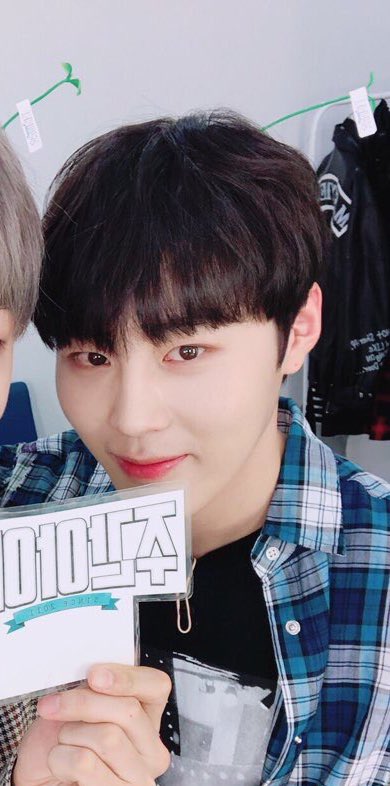 xXxx_hsw's tweet photo. @podogurum03 @gktjddns_nodong @tkdfkdtkdfkd @p322ppp @jakgosojunghan @swjaja22 @GAMAN_ANDO322 @weekidol1 머리에 이런 귀여운 삔 꽂아주시면 정말 감사합니다 ㅠㅠㅠㅠㅠ 셀카 넘무 귀여워요 엉엉 #하성운 나오는 #주간아이돌 오늘 꼭 본방사수할게요❤️ https://t.co/lHSrpqt30e