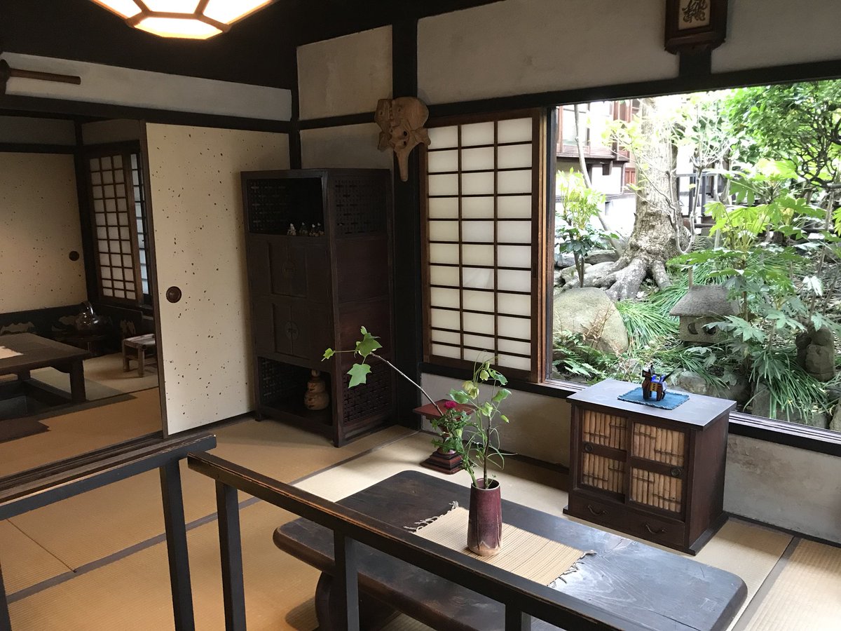写真の腕が微妙すぎる為全く伝わらないけど河井寛次郎記念館がめちゃくちゃ良い。
飼ってはないらしいけど時々遊びに来るというサビ猫が縁側にいて更に超良かった。 