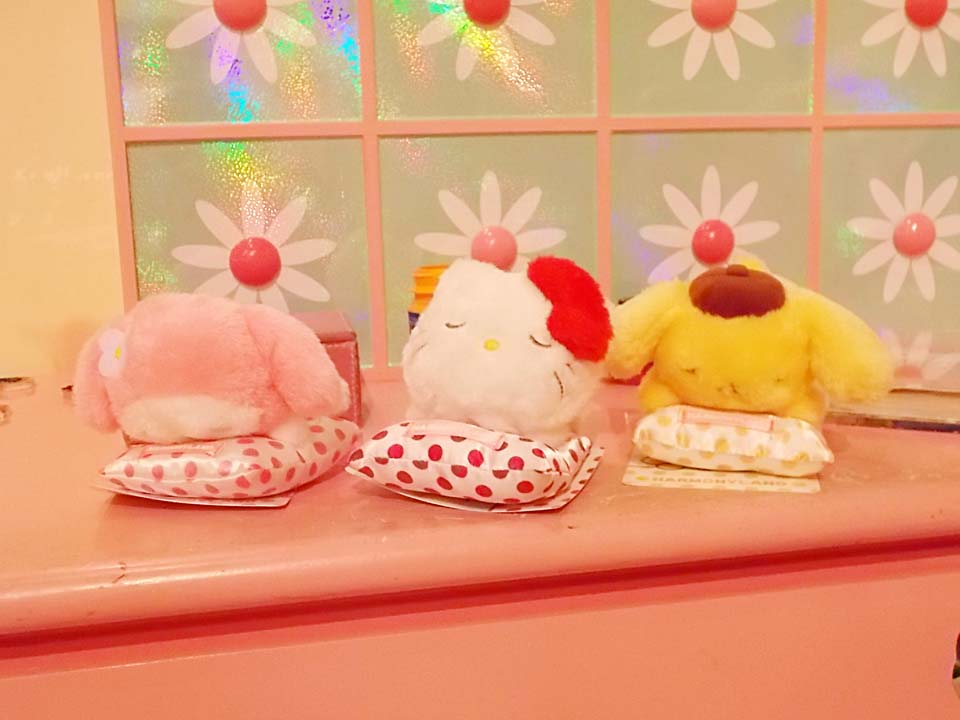 ハーモニーランドオリジナルの「ねむかわぬいぐるみ」（各1,620円）を