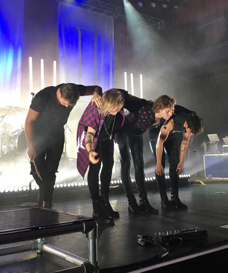 ashtonupdating's tweet image. Ashton on stage @Ashton5SOS #5SOS3SilverSpring via: ramonaflowrs