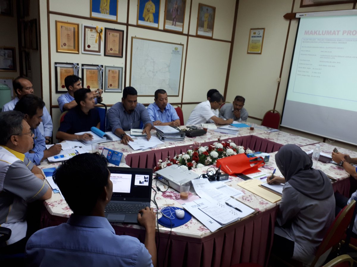 ck8_ckc's tweet photo. Mesyuarat Penyelarasan Pemantauan Projek Pembinaan Semula Cerun Runtuh (RP2, RMKe11) Bil.1/2018 di Pejabat JKR Lipis @MejIrTajul @AzizanAR4 @JKRLIPIS @JKRHuluTrg @JkrKinta https://t.co/2XOSzdZ3Pr