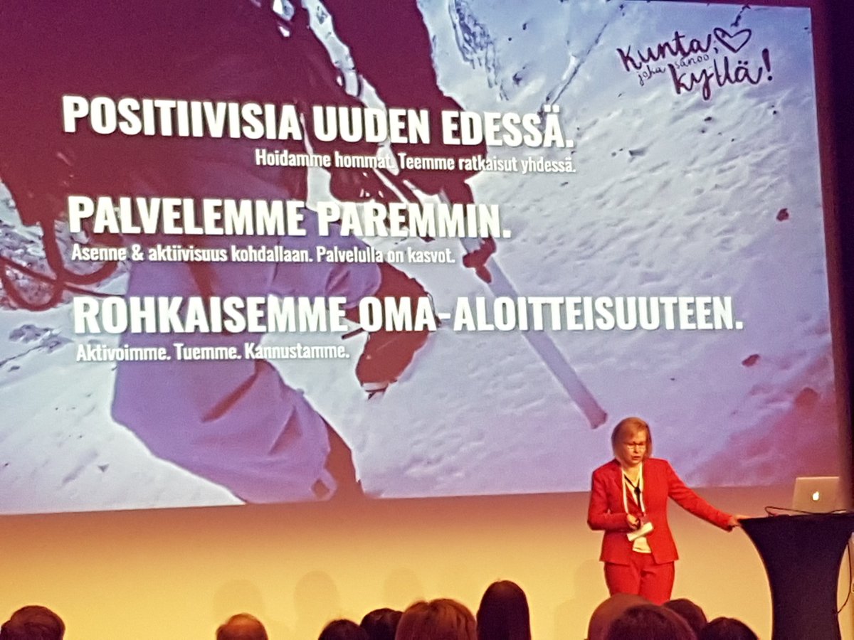 PaavolaVirpi's tweet photo. Heidi Rämö, #lempäälä #kunnanjohtaja kertoo, että uusi #strategia voidaan esittää #video'lla. Huumoriakin peliin #pinkithinkit. #viestintä @DNA_fi @DreamBrokerLtd #dbevent https://t.co/k6KujfgDLP