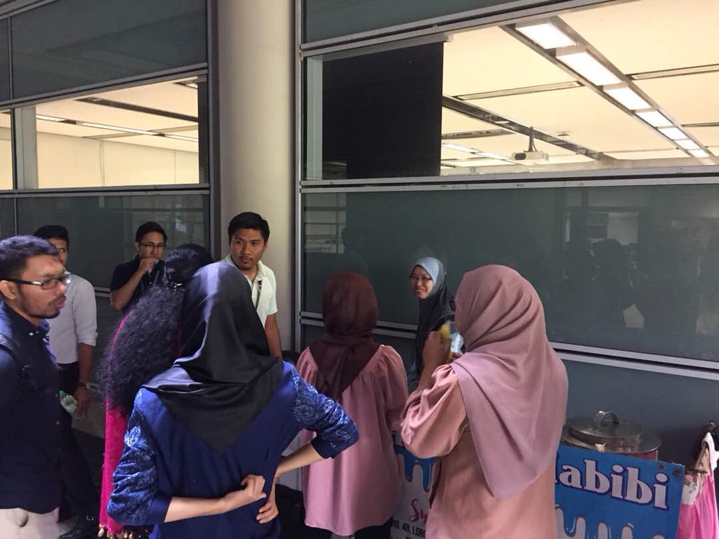E3S2OfficialUTP's tweet photo. Hey Utpians! 
Do you know that there is an exhibition happening right now? 😱

‼️ Integrated System Design Project Presentation ‼️
Do come and vote for our teams right now.
The exhibition ends at 1pm today at 22-00-11 🌸
Vote first, then you can get free ice cream 😋 

#E3S2 https://t.co/1a23lyrtjY