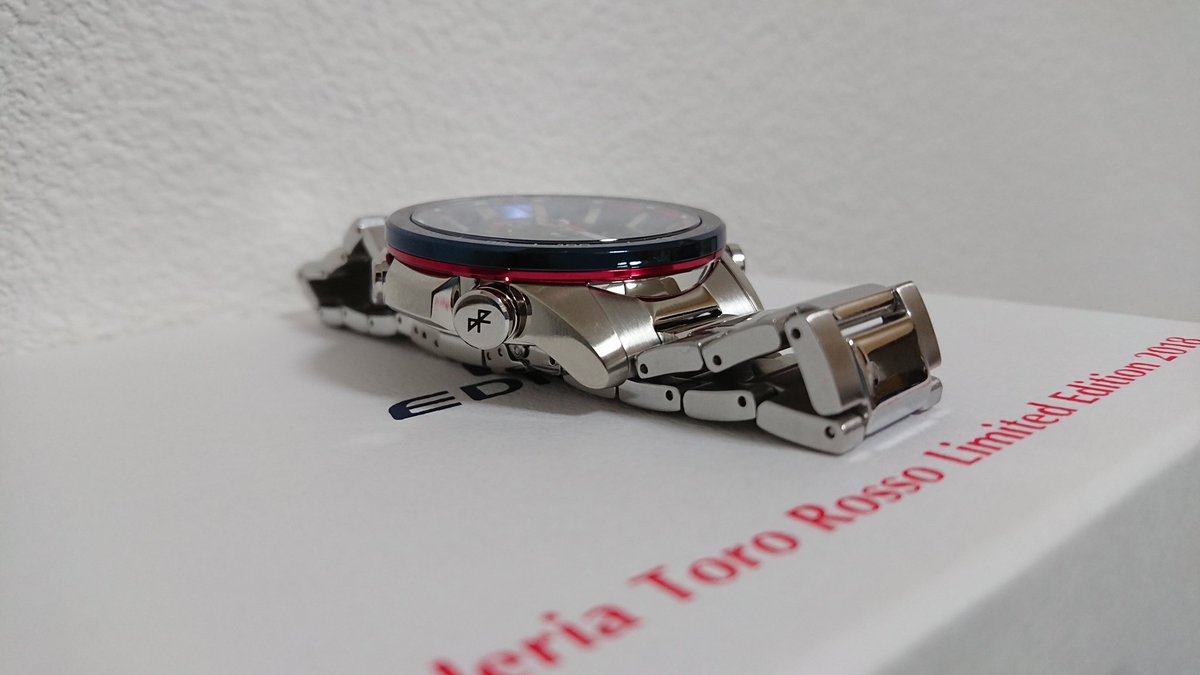 Kizuna_Algedi's tweet image. カシオ エディフィスのトロロッソ限定仕様届いた。
さりげなくカッコいい。

リングの下の方に赤の差し色が入っているのはカタログからは分かりにくい特徴かも。
#ToroRosso
#CasioEdifice