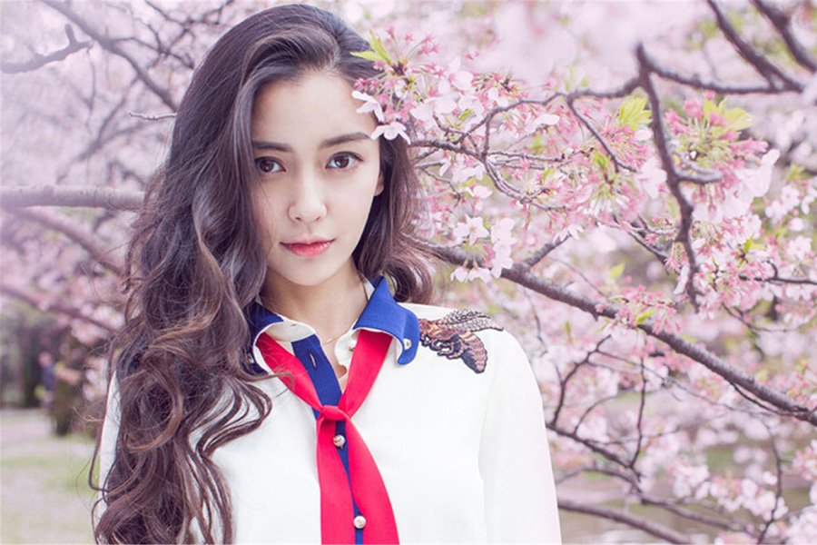 ChinaDaily's tweet image. One of the most memorable activities in #spring is posing among different kinds of flowers. Here are 10 hot celebrity examples, to give you ideas for vibrant spring photos. #Photography #flower