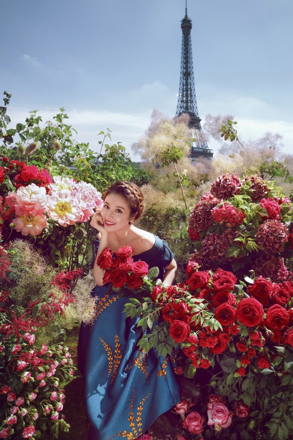 ChinaDaily's tweet image. One of the most memorable activities in #spring is posing among different kinds of flowers. Here are 10 hot celebrity examples, to give you ideas for vibrant spring photos. #Photography #flower