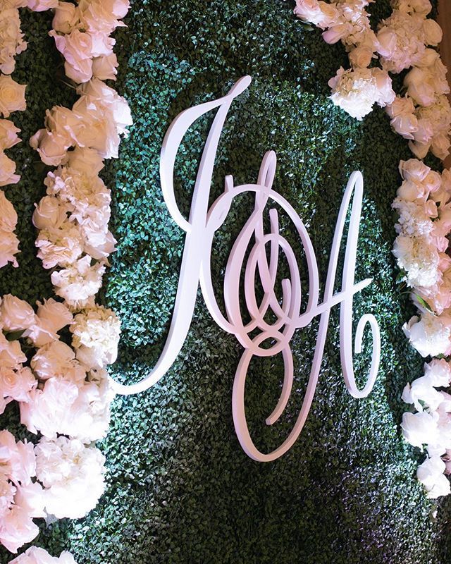 Hedge walls. White roses. And a major monogrammed moment. 
Las Vegas Wedding Planner <a href="/andreaeppolito/">Andrea Eppolito</a> 
Photo <a href="/altfphotography/">Altf Photography</a> 
Decor <a href="/dbdweddings/">DBD Weddings</a> 
Venue <a href="/mo_lasvegas/">MO_LasVegas</a> ift.tt/2Hgncrt