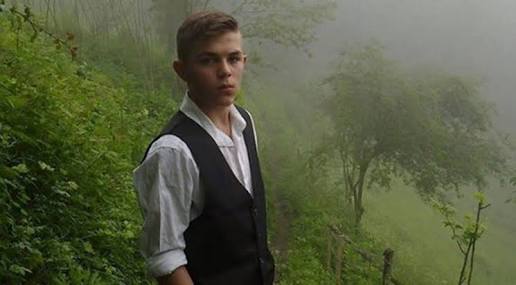 Tarihin dilinden düşmez bu destan, 
Nehirler gazidir, dağlar kahraman, 
Her taşı yakut olan bu vatan 
Can verme sırrına ERENlerindir...