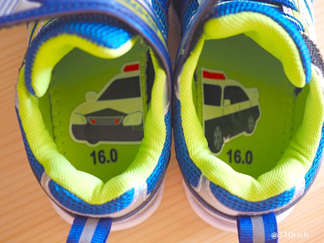 藤村みどり 1歳 5歳 子供の靴のインソールに貼る 絵合わせシール を買いました 左右に分かれる2枚1対のシールで 靴の 左右の目印になります ラミネート加工されたシールなので 毎日履いてもボロボロになりにくいですよ 我が家は働く車を選びました