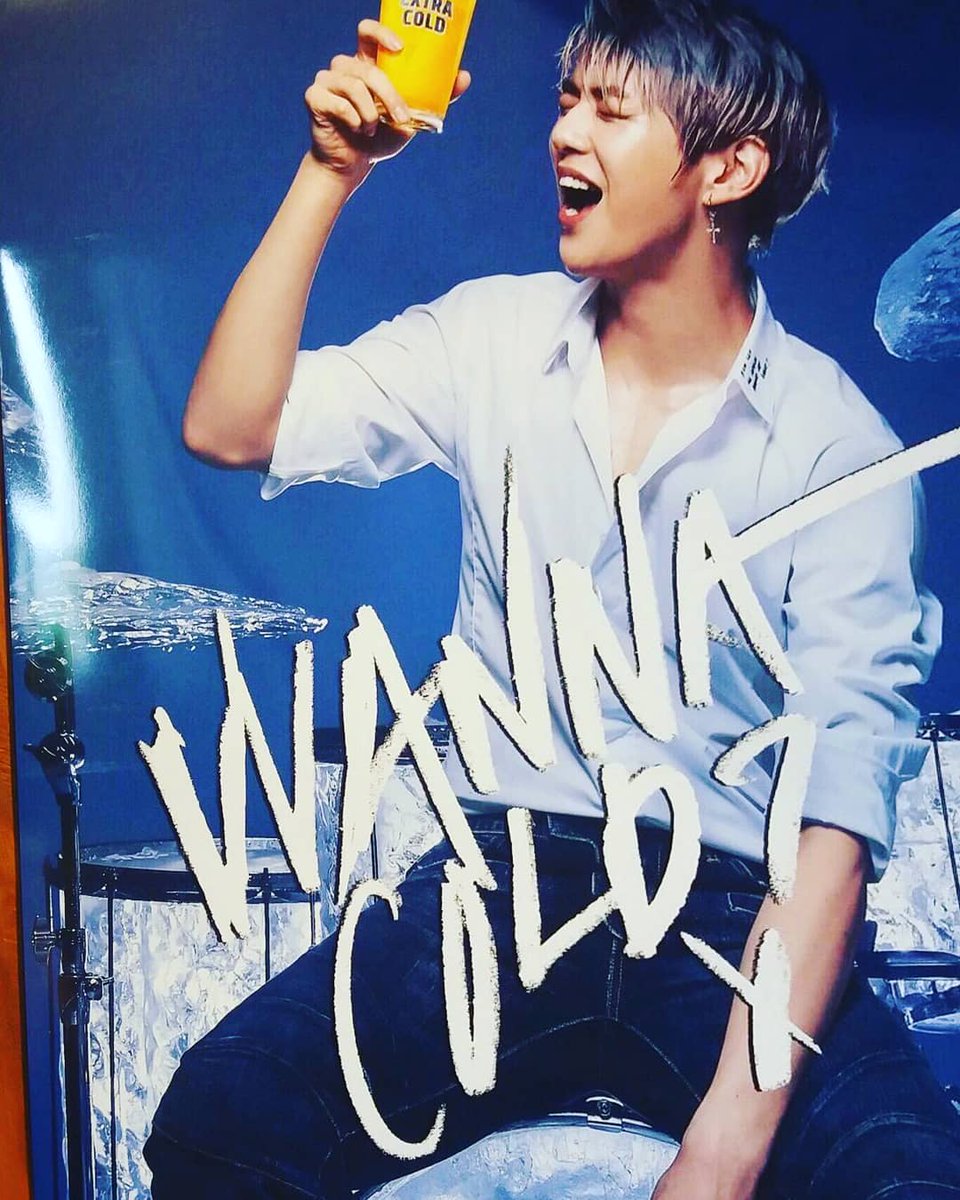 gap_kangdaniel's tweet photo. 비타민음료랑 술광고 동시에 하는 모델 
#강다니엘 #하이트엑스트라콜드 #비타500 https://t.co/yvl4GUv90q