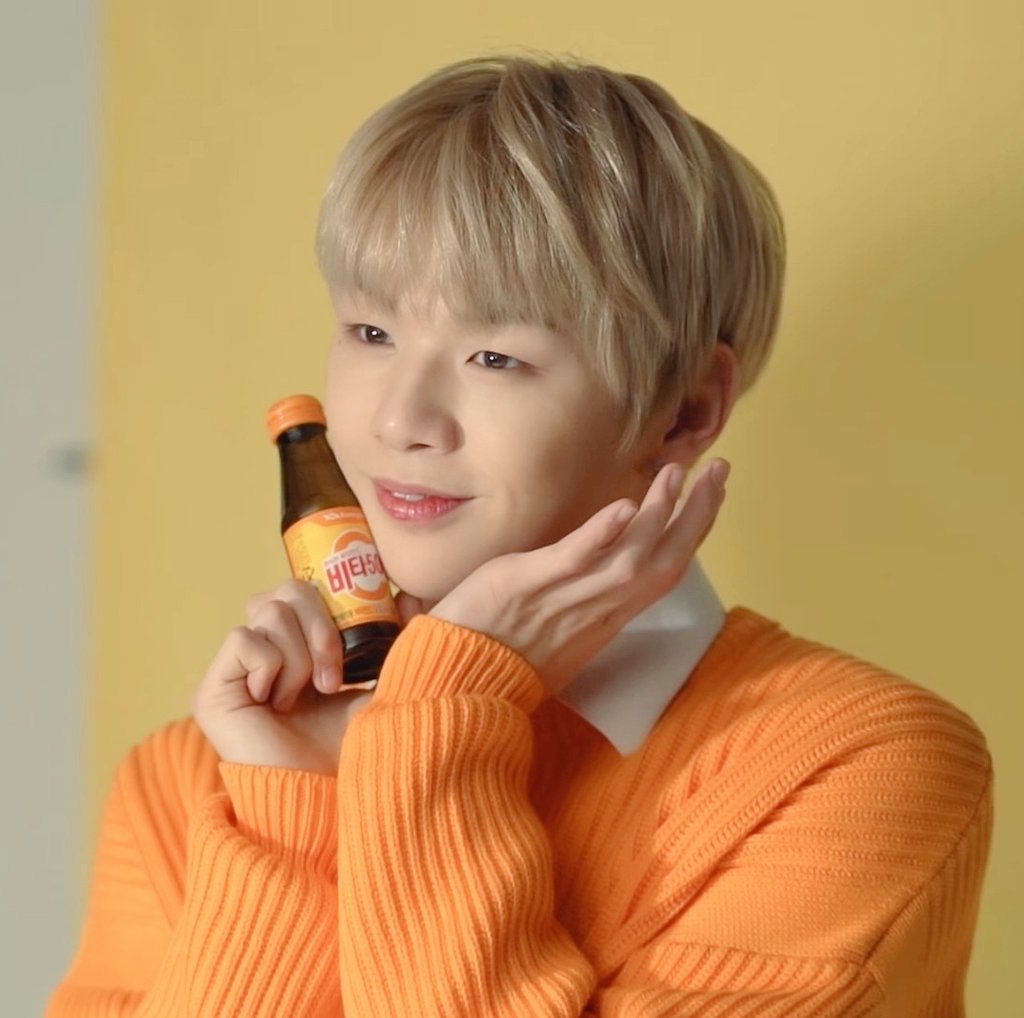 gap_kangdaniel's tweet photo. 비타민음료랑 술광고 동시에 하는 모델 
#강다니엘 #하이트엑스트라콜드 #비타500 https://t.co/yvl4GUv90q
