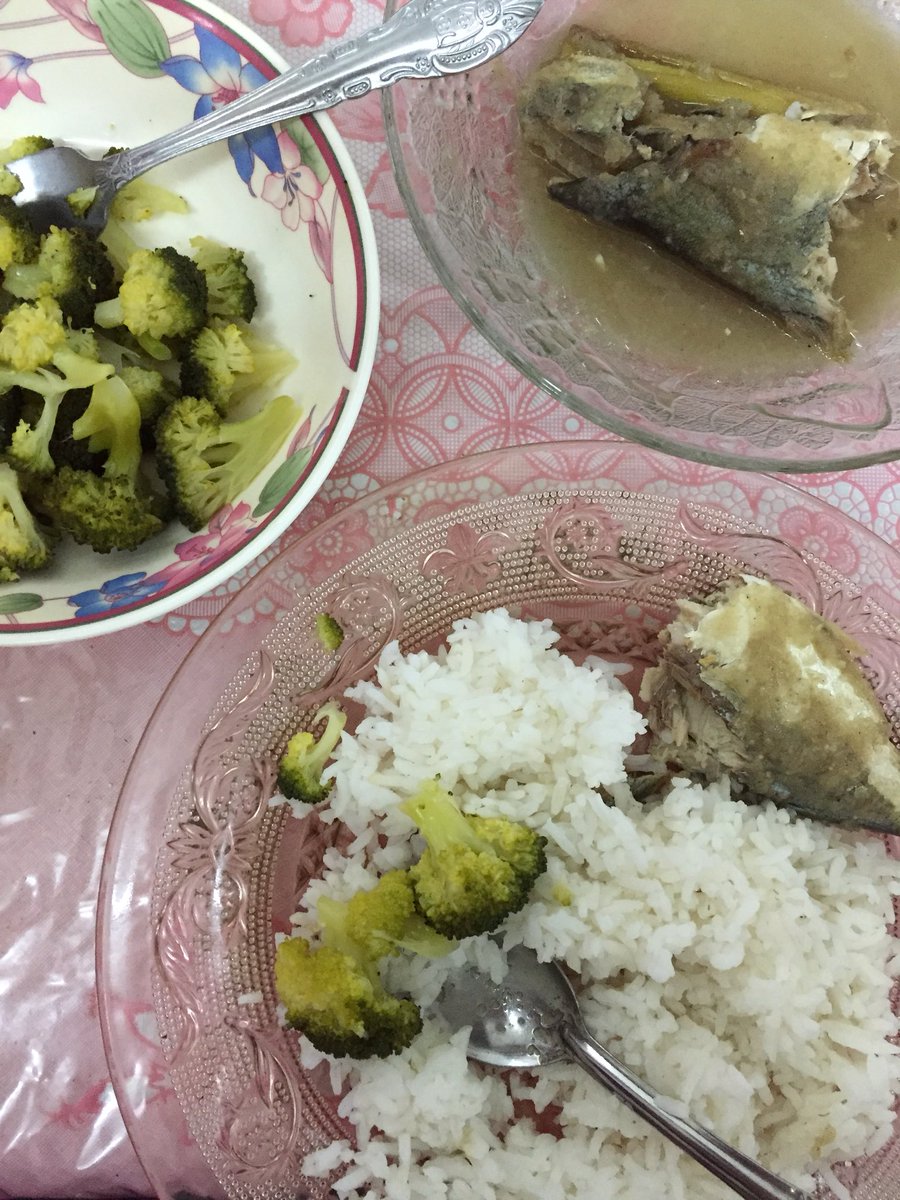 Juwwwlia's tweet image. Nasi putih panas. Brokoli stem. Ikan selar kukus #makananpantang #harike7