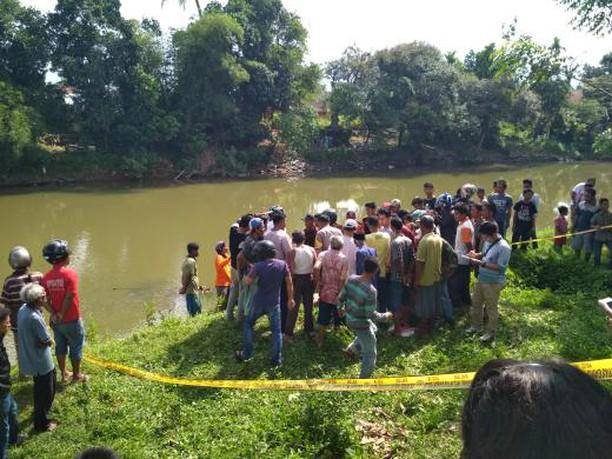 hendry_ben's tweet photo. RT @infoSumbar: Ditemukan sesosok mayat di sungai Kurao Pagang, Siteba pada rabu (11/4) pada pukul 09.30 wib. Saat ini sudah dievakuasi ke RSUD Rasidin, Padang.

Belum diketahui identitas maupun penyebab kematian korban.

Foto : @capt.salm https://t.co/71xttsOYML