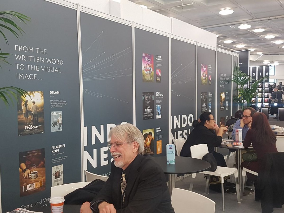 pastelbooks_id's tweet photo. Dilan goes To London! Huwaaa keren banget, buku Dilan terpajang di #LondonBookFair 2018 lho!

Kalo kamu belum punya bukunya, wah terlalu deh! hehe

@AH_DILAN @pidibaiq @PenerbitMizan https://t.co/K1K6PUzQpS