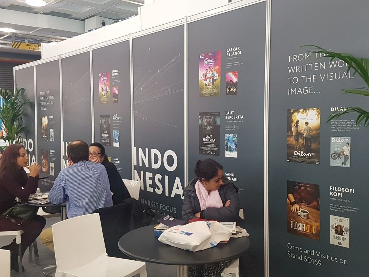 pastelbooks_id's tweet photo. Dilan goes To London! Huwaaa keren banget, buku Dilan terpajang di #LondonBookFair 2018 lho!

Kalo kamu belum punya bukunya, wah terlalu deh! hehe

@AH_DILAN @pidibaiq @PenerbitMizan https://t.co/K1K6PUzQpS