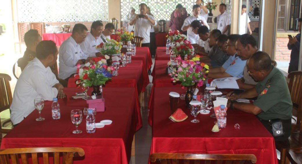 itkab_tegal's tweet photo. 2. Dalam acara yang dihadiri Ketua @DewanKab tsb, Pjs Bupati @Sinoeng69 menyampaikan bhw kerjasama tsb merupakan tindak lanjut Mou antara @Kemendagri_RI #Polri dan @KejaksaanRI sbg implementasi UU No.30/2014 ttg Administrasi Pemerintahan https://t.co/SigkNV7tsY