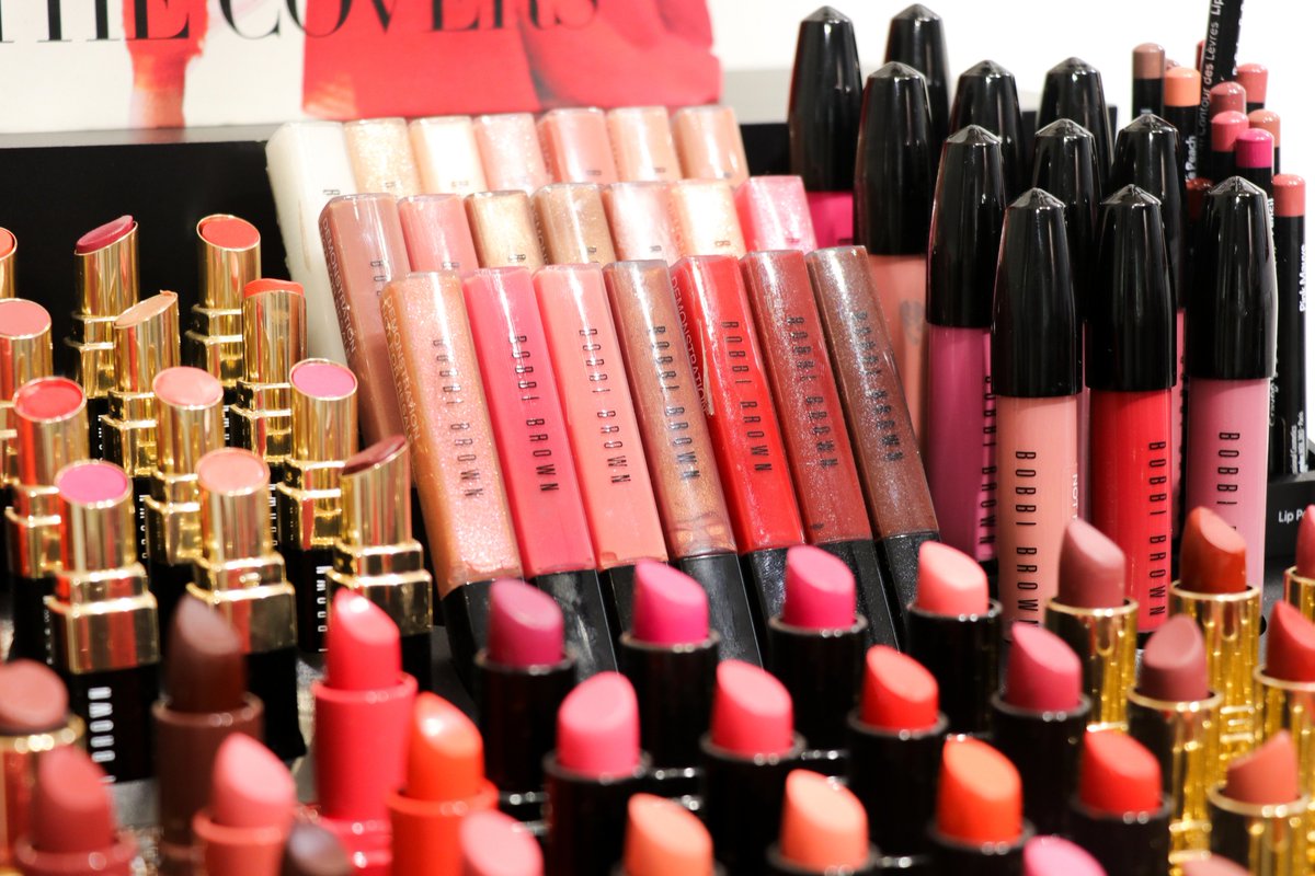 During #bridalfashionweek I popped into the <a href="/BobbiBrown/">BobbiBrown Cosmetics</a> Studio in Bath &amp; met the lovely <a href="/BBPRO_AmyConway/">Amy Conway</a> 💁🏼‍♀️💕 

Visit my blog for our Q&amp;A session &amp; if you fall in love with one too many beauty products over there 📲/💻, then don’t blame me! 💄🤭🤩

thebathonian.com/theblog/2018/4…