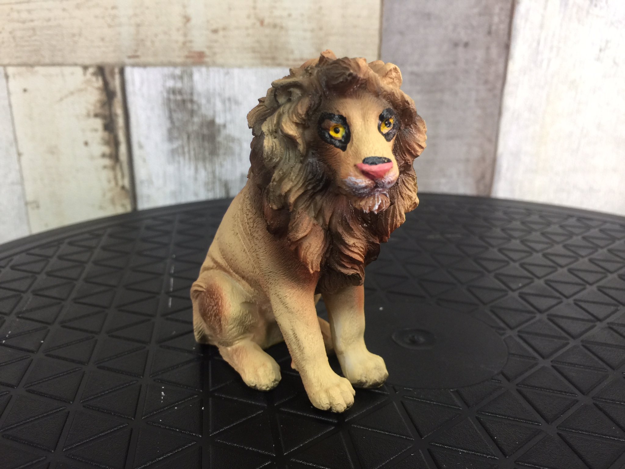 かものはし 百均のアニマルフィギュアシリーズ ライオンが可愛いです なんだこの罰ゲームみたいな目の縁取りは 造形は素晴らしいのに 100円にするためわざと適当に塗っているんじゃないかってくらいの残念な塗装が逆に愛らしい T Co
