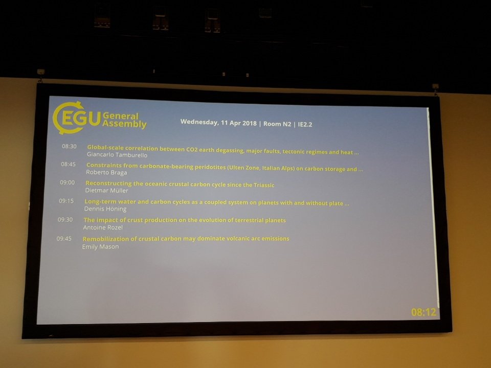artur_geochem's tweet photo. In a few minutes the sesion Terestrial Planet Evolution will start. #EGU18 https://t.co/Oj1I4Hkfq5