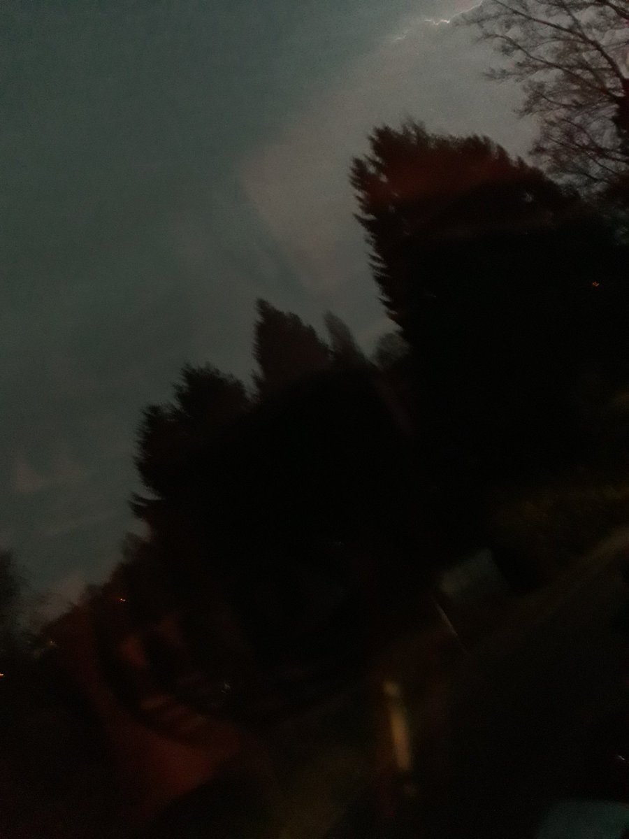 Der Blitz von gestern oben rechts in Der ECKE 😂🤗aber gestern war es echt schlimm.. vor allem der Hagel, der war schlimm!😢😆