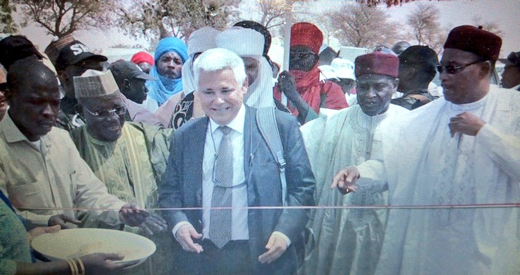 ArracheBen11's tweet photo. La route #Zinder-Tanout long de 140km sera réhabiliter par Union Européenne, la promesse a été faite au Président @IssoufouMhm par Mr @paula_raul Ambassadeur, chef de délégation de l' #UE au #Niger hier lors de l'inauguration de la route Zinder-Bande-Magaraia frontière #Nigeria. https://t.co/Kxl8UOKWVM