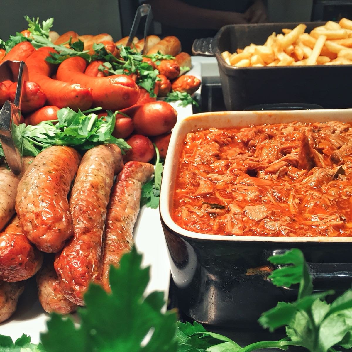 cbar_smc's tweet photo. Hot Dog Bar here @cbar_smc
#sidewalkbites
#NationalPetDay @VacherinLondon https://t.co/gMbxVLhEAP