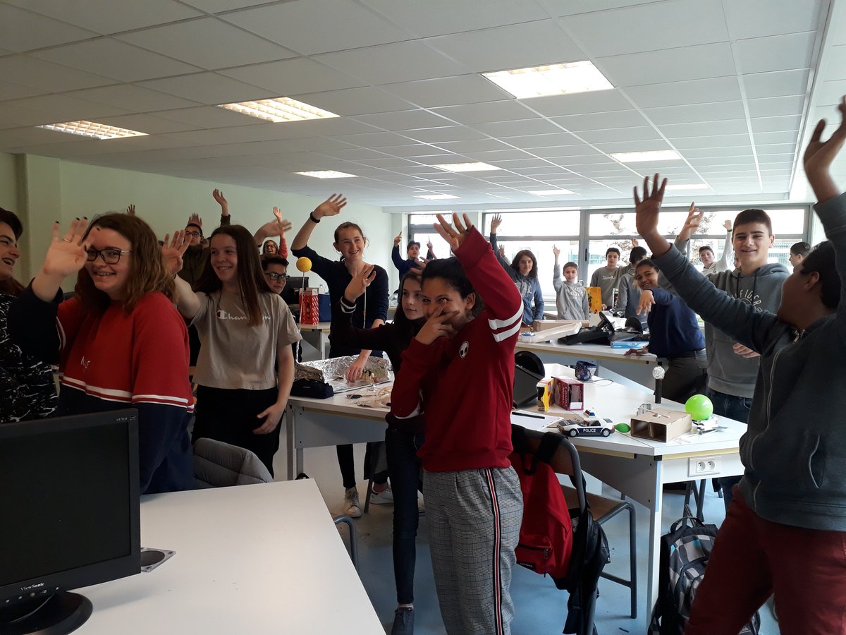 NajahMichele's tweet photo. Dernières séances TEKNIK de l'année pour moi! Fière de travailler sur ce beau projet! Merci au College Jacques MAURE, à ses élèves formidables et à Gil ECHERBAULT de @enedis_pyr_S !! @FACEToulouse @ProjetTEKNIK @actoulouse @FondationFACE @p_lanquetin https://t.co/q4poohXbcK