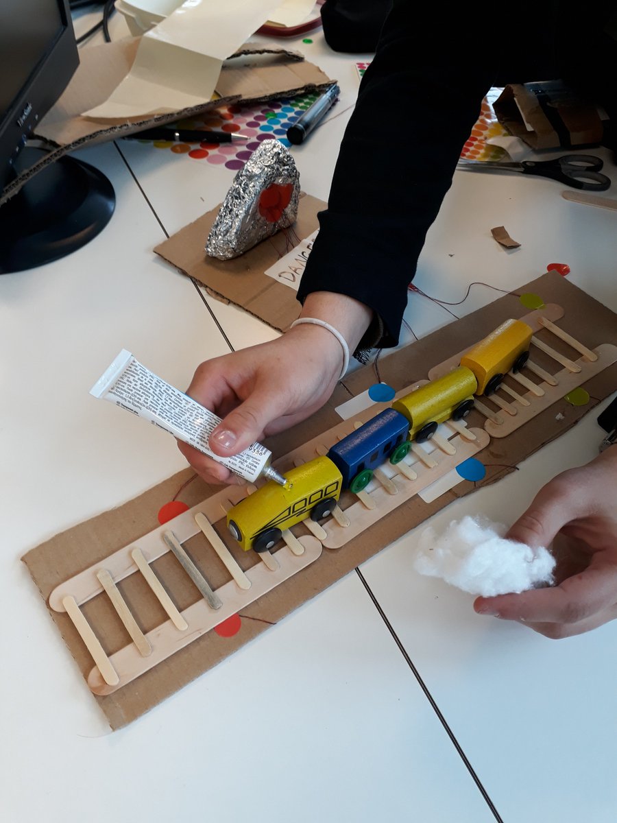 NajahMichele's tweet photo. Dernières séances TEKNIK de l'année pour moi! Fière de travailler sur ce beau projet! Merci au College Jacques MAURE, à ses élèves formidables et à Gil ECHERBAULT de @enedis_pyr_S !! @FACEToulouse @ProjetTEKNIK @actoulouse @FondationFACE @p_lanquetin https://t.co/q4poohXbcK