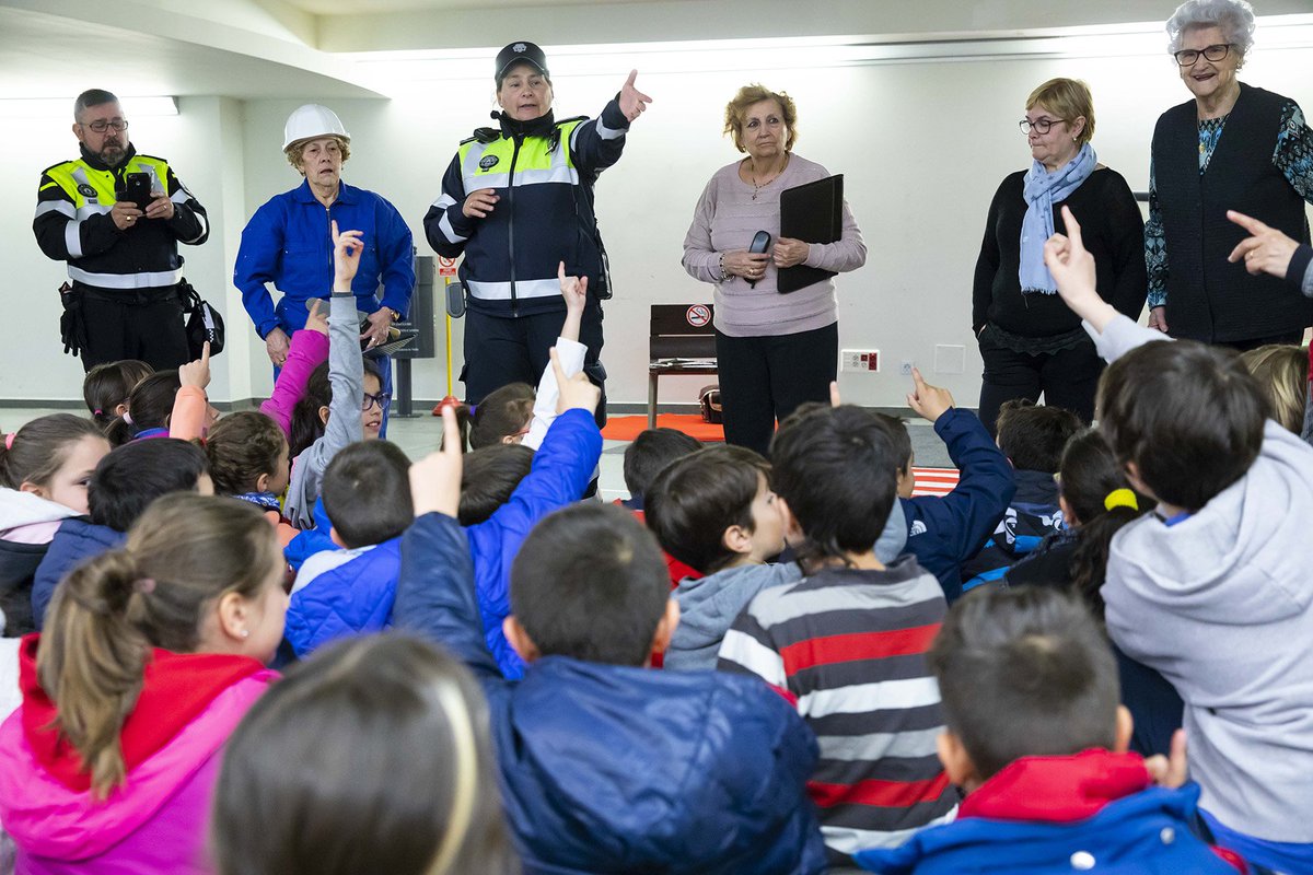 AndorraCapital's tweet photo. 🚗 La seguretat viària és cosa de tots i s'ha de començar des de menuts a crear bons hàbits. El projecte del 'Viari Show' ho aconsegueix a la perfecció! Al xou d'avui han participat els escolars del @CE_MariaMoliner i @SafaEscaldes: 👉
https://t.co/5t6puhWfrw https://t.co/CtloAyLy6E