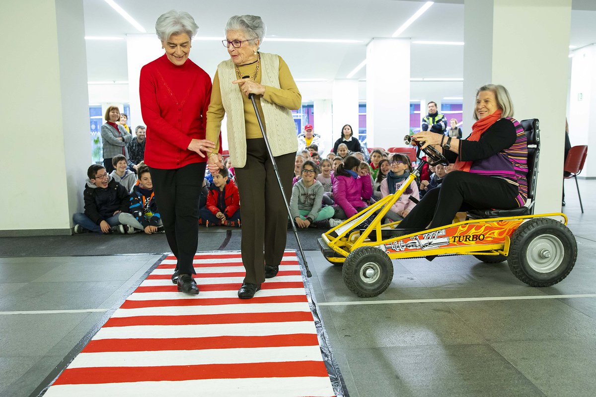 AndorraCapital's tweet photo. 🚗 La seguretat viària és cosa de tots i s'ha de començar des de menuts a crear bons hàbits. El projecte del 'Viari Show' ho aconsegueix a la perfecció! Al xou d'avui han participat els escolars del @CE_MariaMoliner i @SafaEscaldes: 👉
https://t.co/5t6puhWfrw https://t.co/CtloAyLy6E