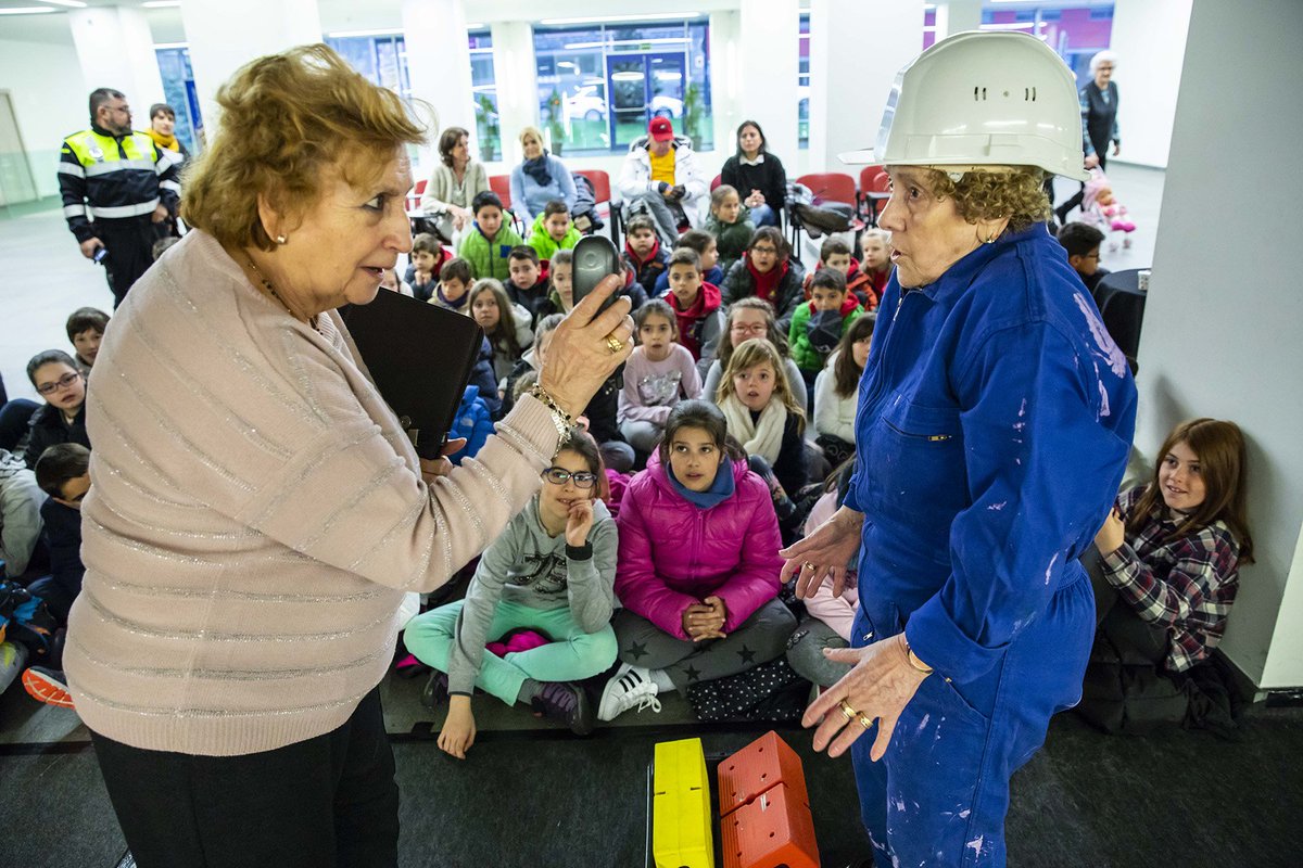 AndorraCapital's tweet photo. 🚗 La seguretat viària és cosa de tots i s'ha de començar des de menuts a crear bons hàbits. El projecte del 'Viari Show' ho aconsegueix a la perfecció! Al xou d'avui han participat els escolars del @CE_MariaMoliner i @SafaEscaldes: 👉
https://t.co/5t6puhWfrw https://t.co/CtloAyLy6E