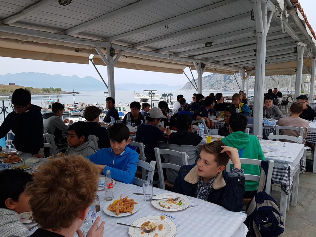 WilsonsClassics's tweet photo. Fantastic spot for lunch. Prawns, whitebait, and calimari; there are some very happy boys today 😀 https://t.co/vOGK4pjRxb