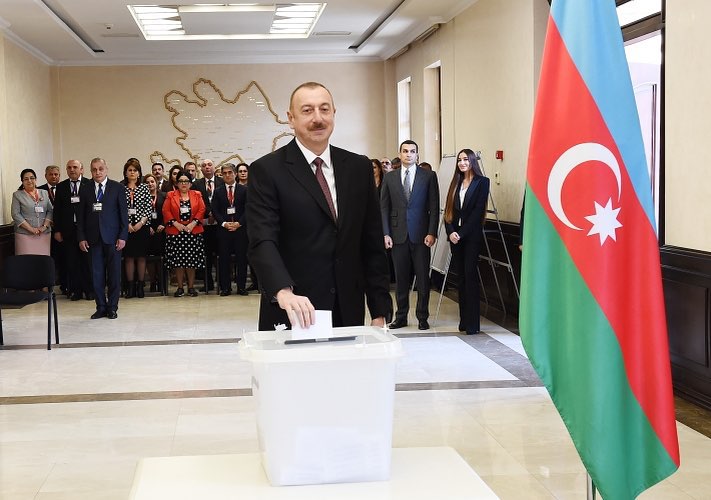 frontier997's tweet image. Prezidenti İlham Əliyev xanımı Mehriban Əliyeva və ailə üzvləri ilə birlikdə seçki məntəqəsinə gəldi. 
#Azerbaijan #Election #AzVote #President