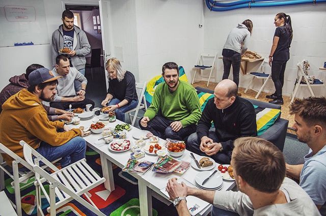 psdigitalsk's tweet photo. Streda je už tradične raňajková ☕️🥐🍅 ______
#digital #agency #agencyday #marketing #agentura #ranajky #streda #breakfast #dnesjem https://t.co/Up6c0Cdc2o https://t.co/7brpQJoxS2