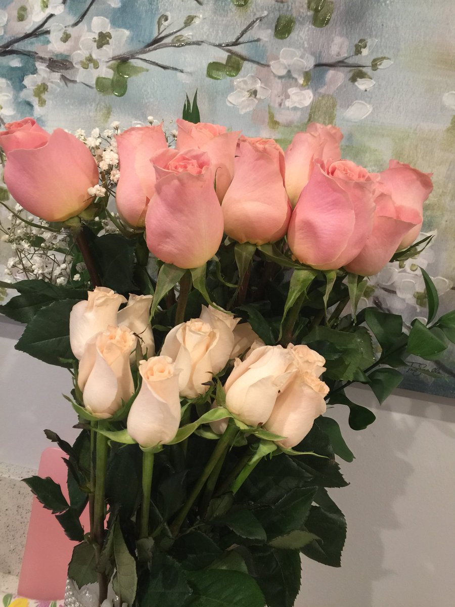 PilatesinPink's tweet photo. Someone surprised me with Pink Roses!💕💕💕 https://t.co/tpg0TdpDLa